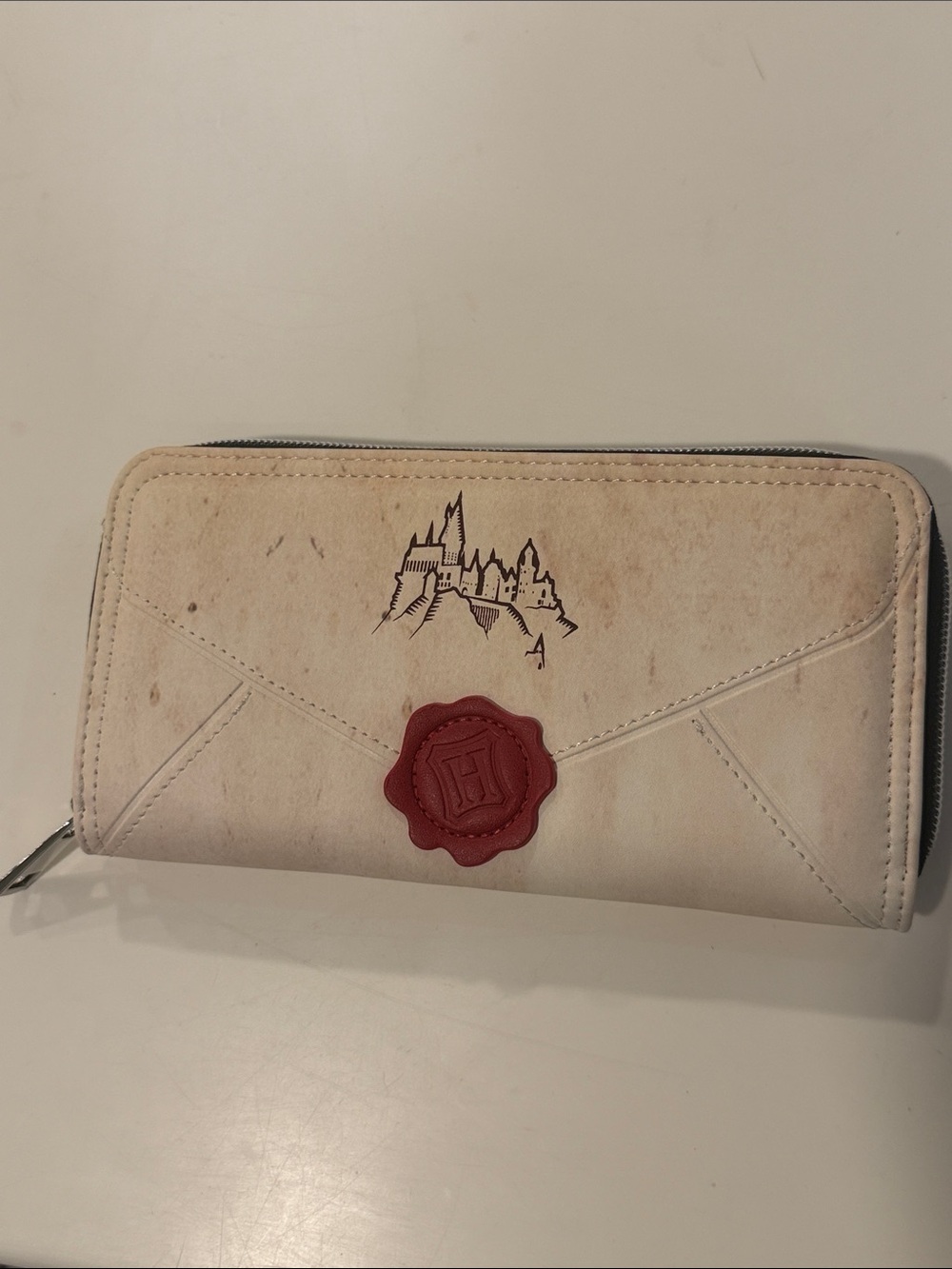 Hogwarts Cream Zip Wallet with Red Seal Accent - Picture 1 of 3